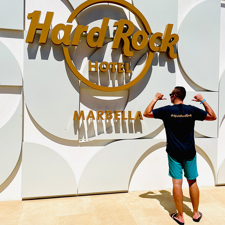 Hard Rock Hotel Marbella: Jan-Philipp Scherwat in front of the hotel logo